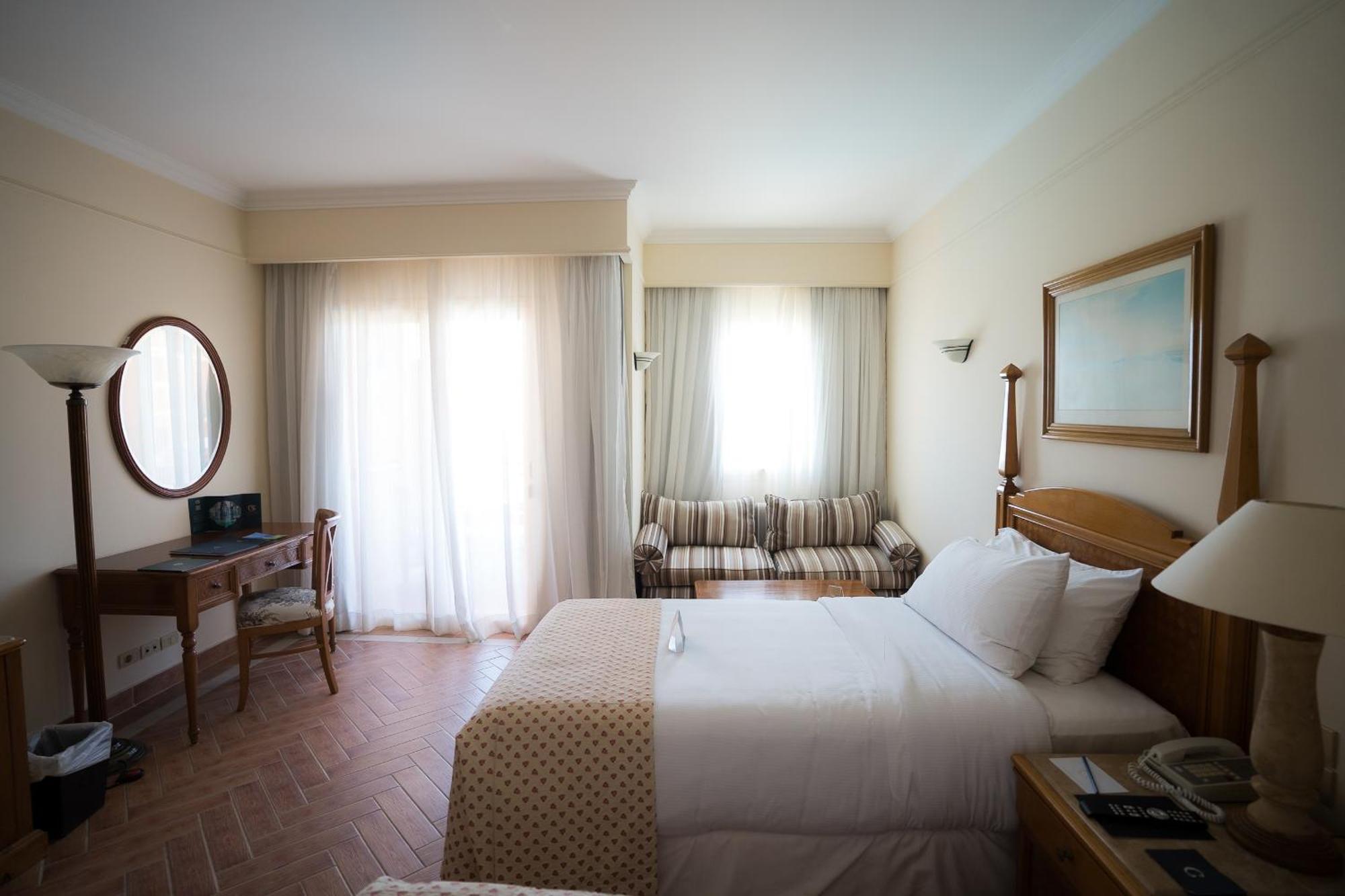 The Cascades Golf Resort, Spa & Thalasso Soma Bay Esterno foto A bedroom at the hotel
