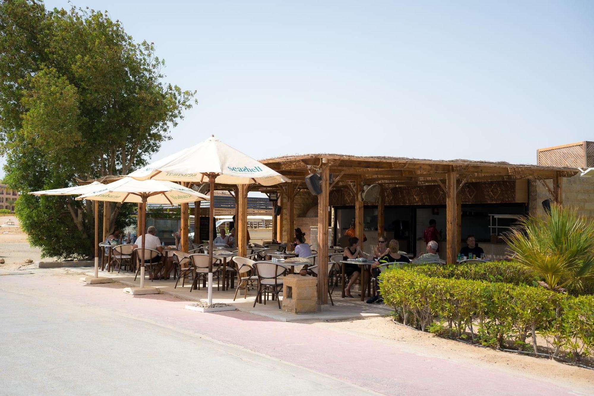 The Cascades Golf Resort, Spa & Thalasso Soma Bay Esterno foto A restaurant in Al-Qatif