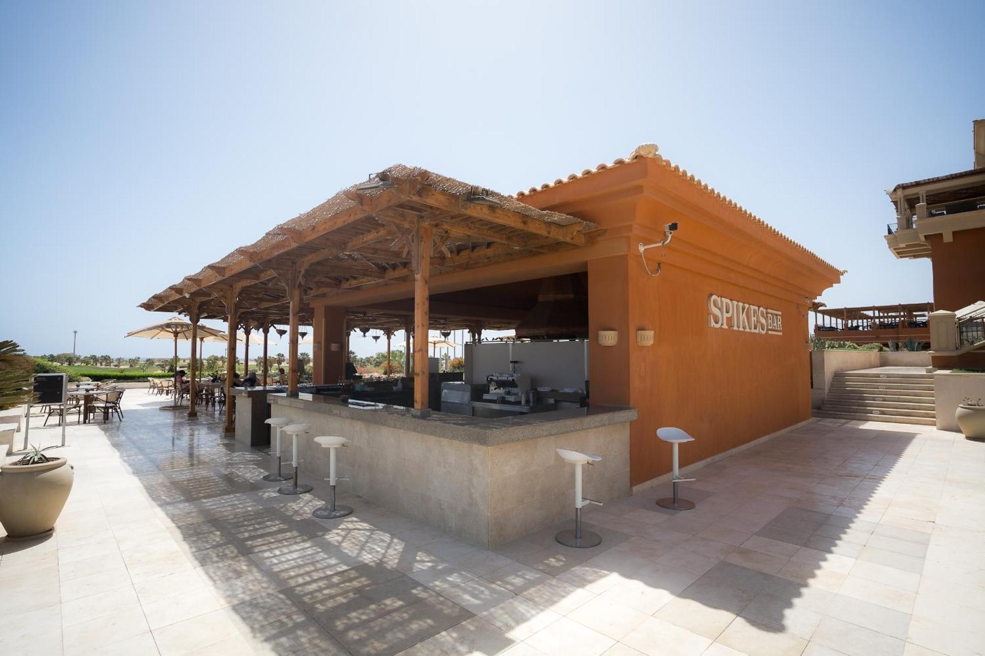 The Cascades Golf Resort, Spa & Thalasso Soma Bay Esterno foto The bar at the pool