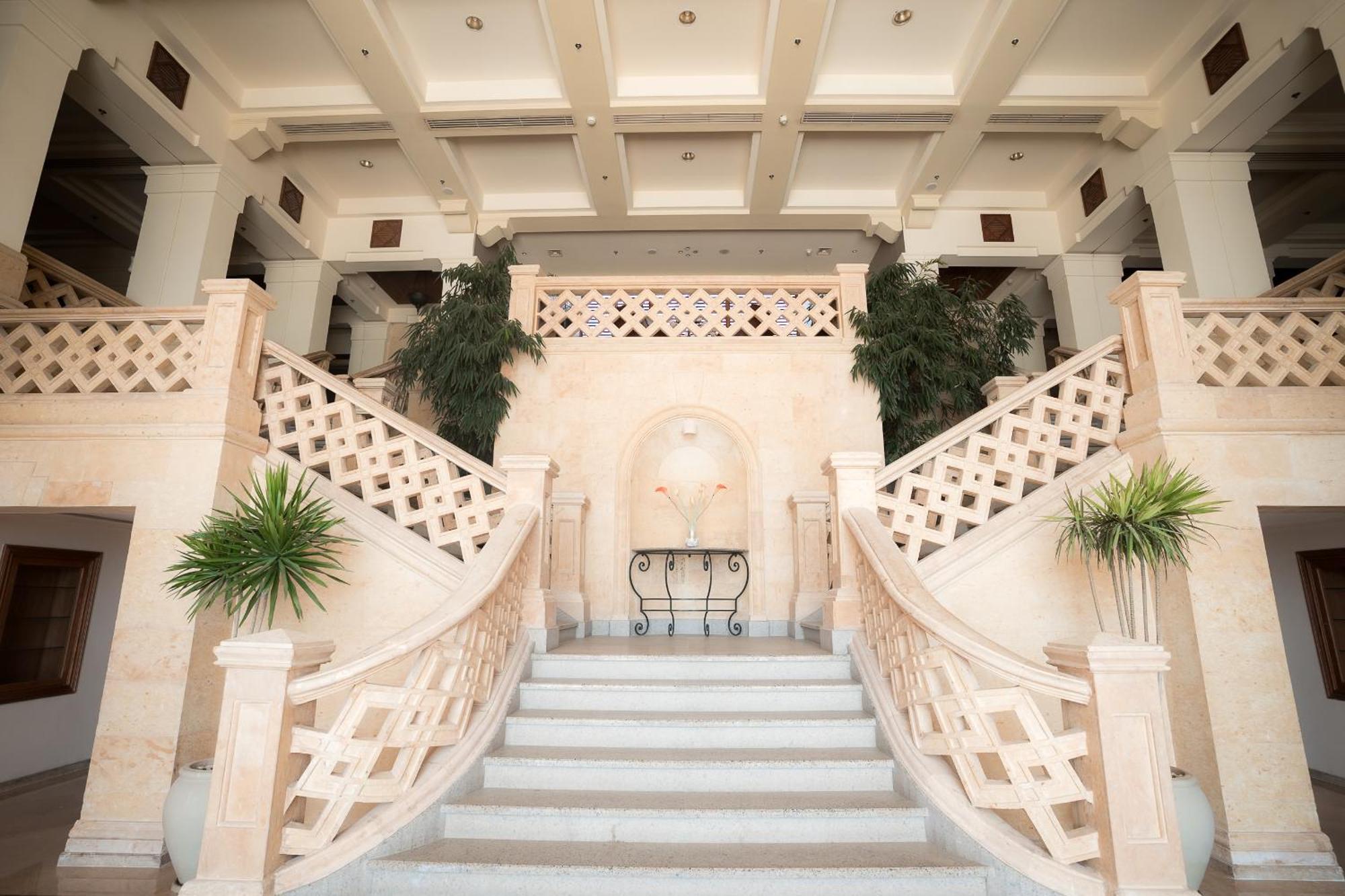 The Cascades Golf Resort, Spa & Thalasso Soma Bay Esterno foto The staircase at the entrance of the hotel